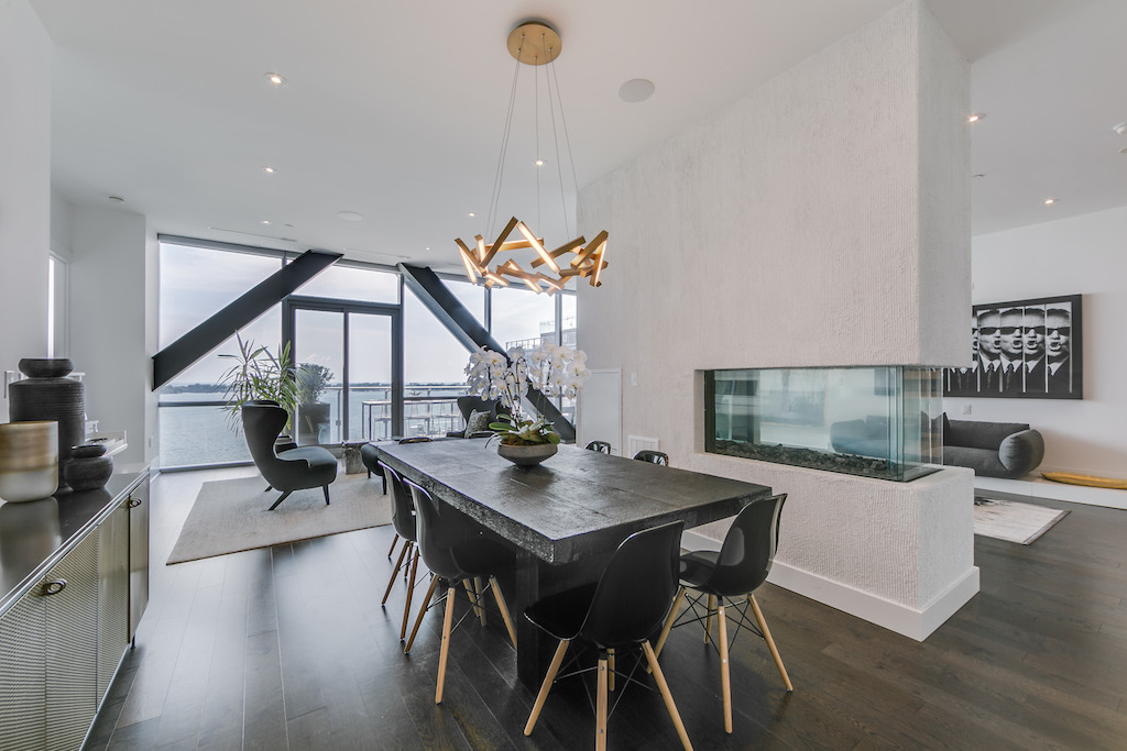29 Queens Quay E