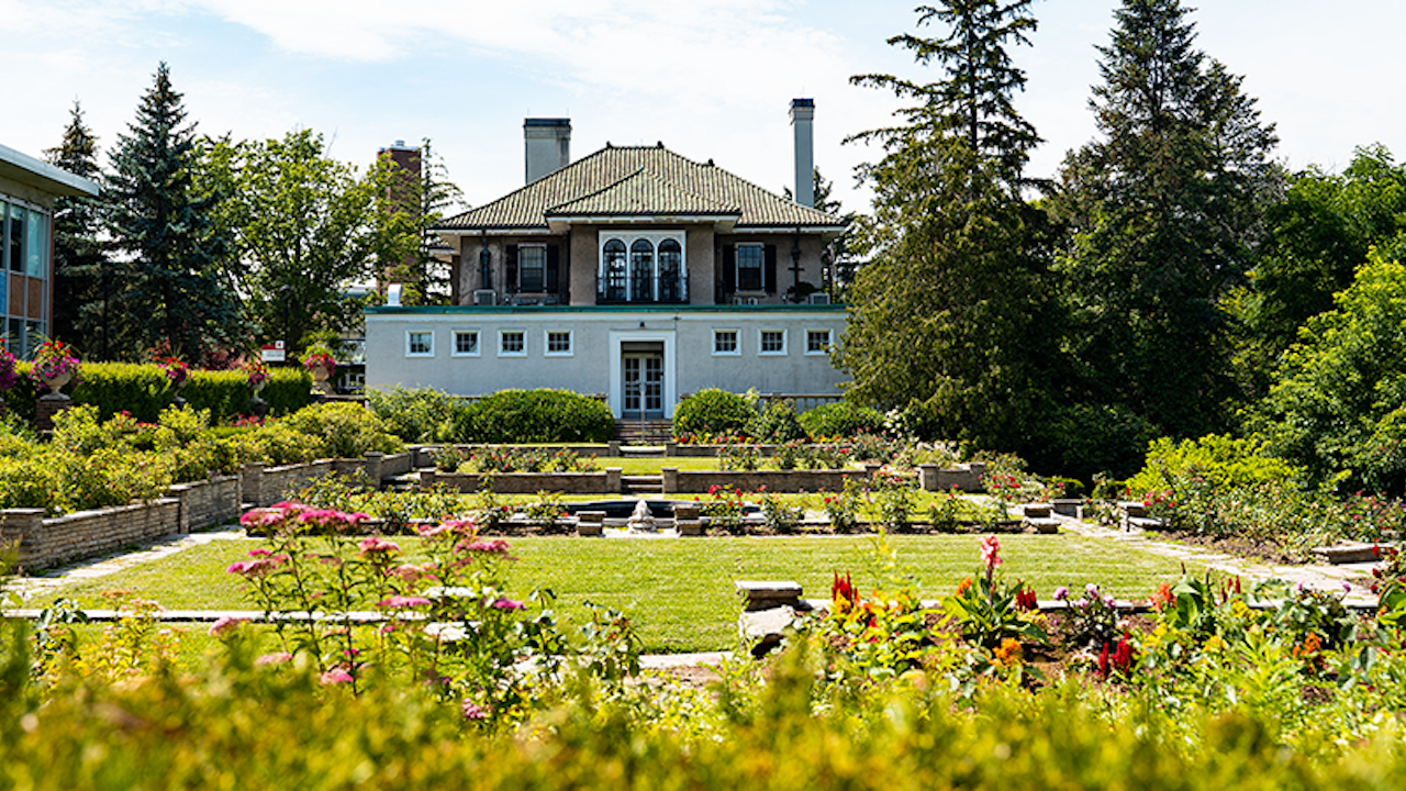 Glendon Bruce Bryden Rose Garden2 1040x450 1