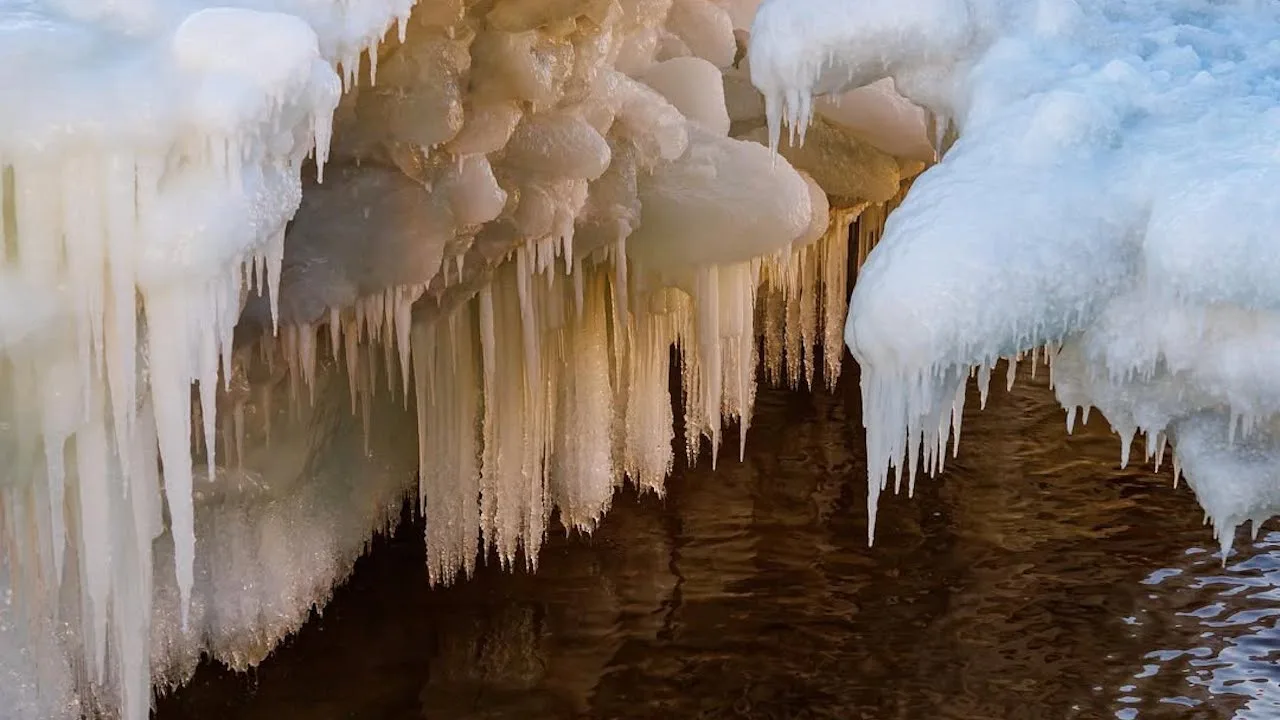 oldwomanbayicecaves