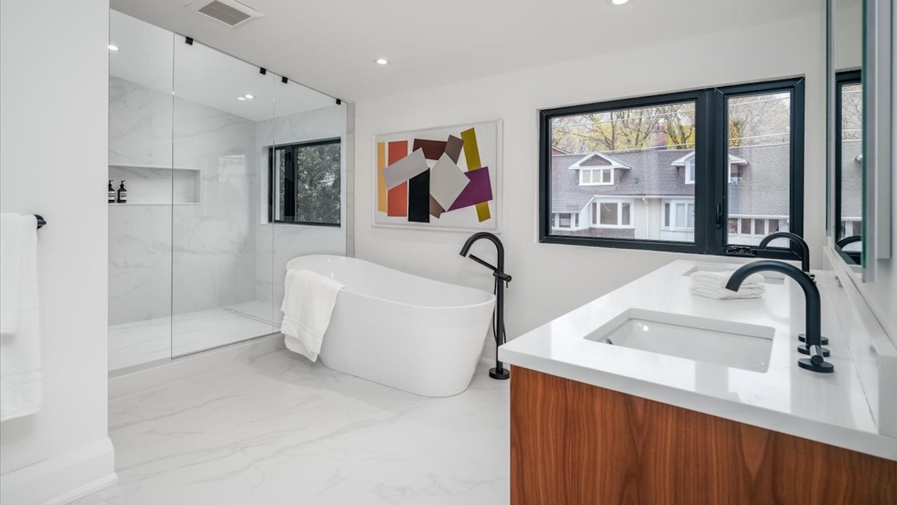 40 main bedroom ensuite 1