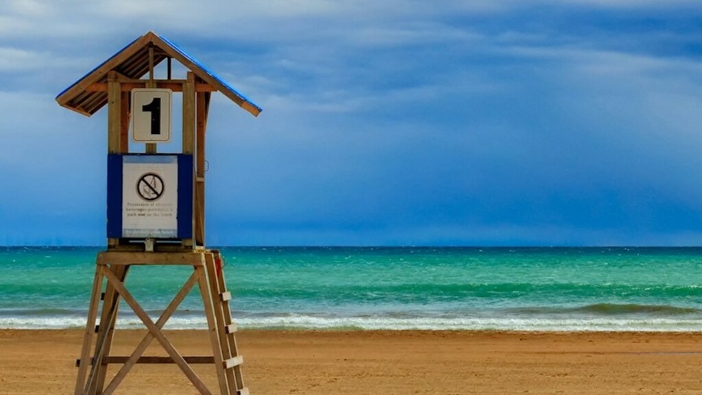 Canatara Beach (photo: Instagram @oneexplore)