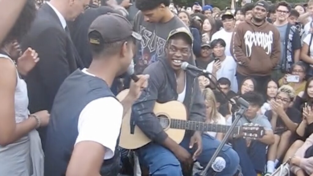 Daniel Caesar (photo: screenshot of Instagram video by @studioavess)