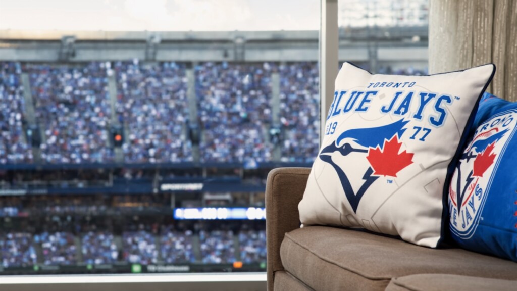Blue Jays couch of Davis Schneider
