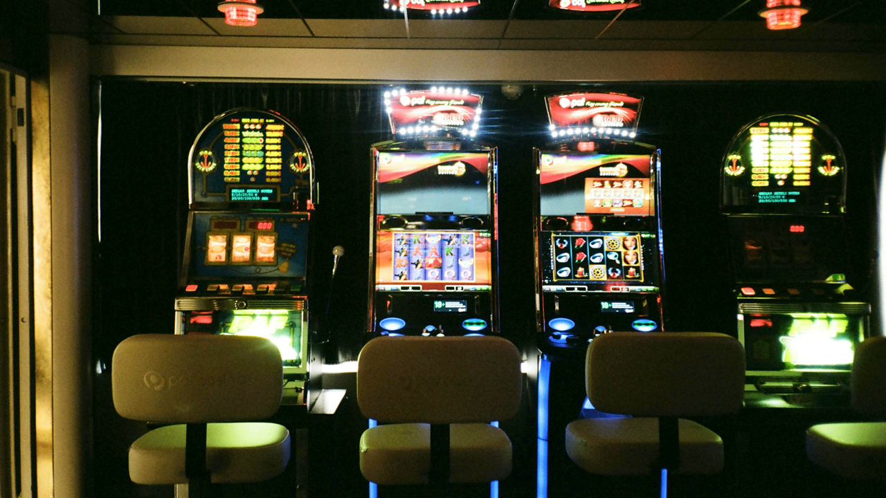 Live Dealers Vs RNG 3
